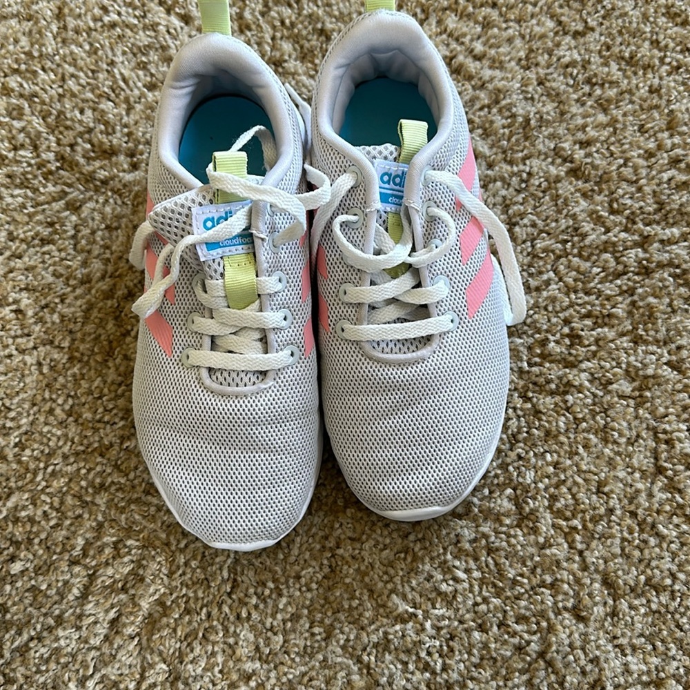 Girls with lace tennis shoes